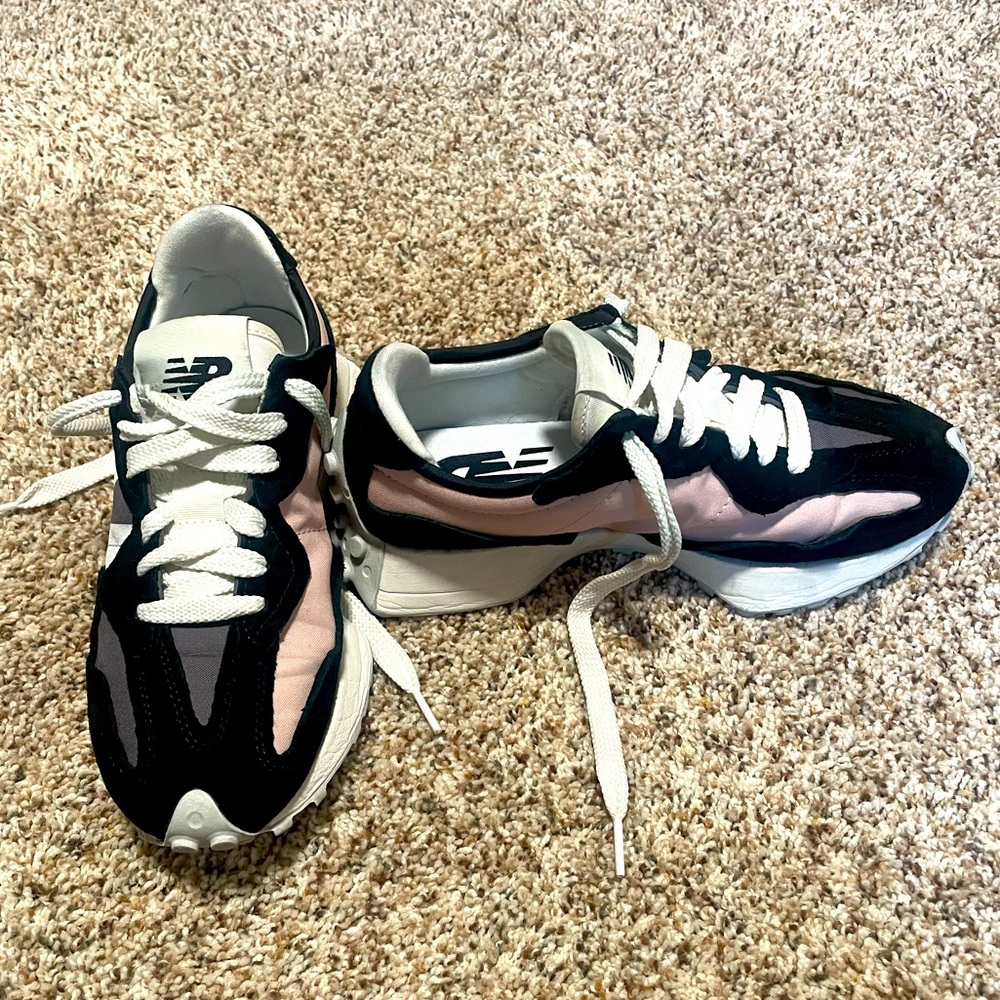 New Balance Women’s 327 size 7.5